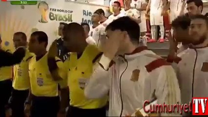 İspanya - Şili maçı öncesi yan hakemden kıvrak hareket