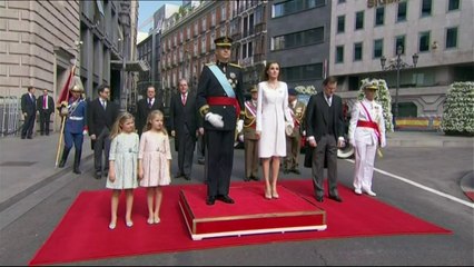 Espagne: le nouveau roi Felipe VI passe en revue les troupes