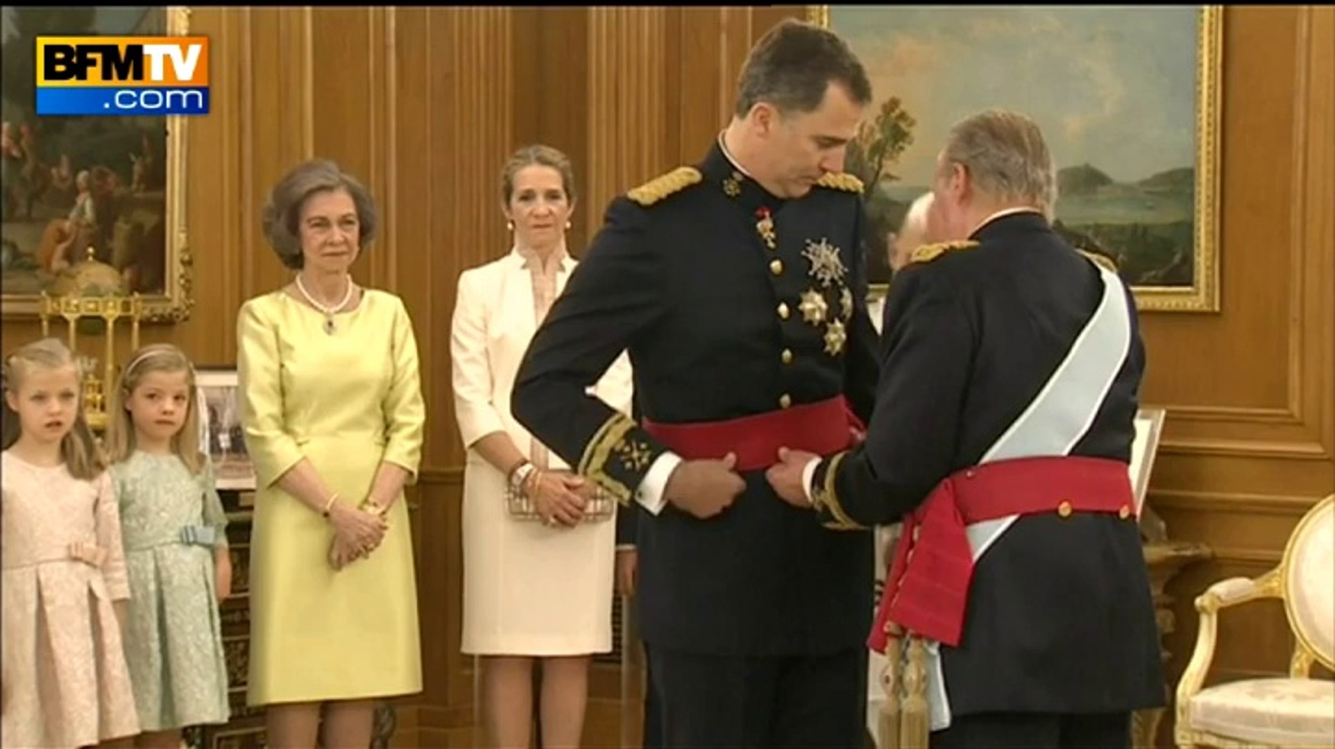 Juan Carlos remet l'écharpe qui incarne l'autorité militaire à son fils,  Felipe VI - 19/06 - Vidéo Dailymotion