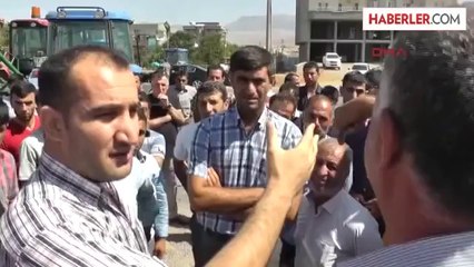 下载视频: Silopi'de Çiftçiler Traktörlerle Habur Yolunu Kapattı