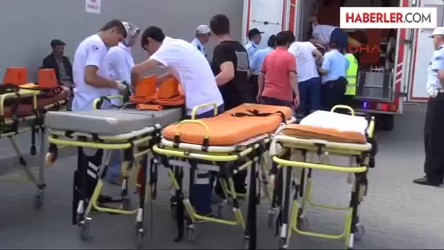 Minibüs ve Otomobil Çarpıştı : 2 Ölü, 13 Yaralı