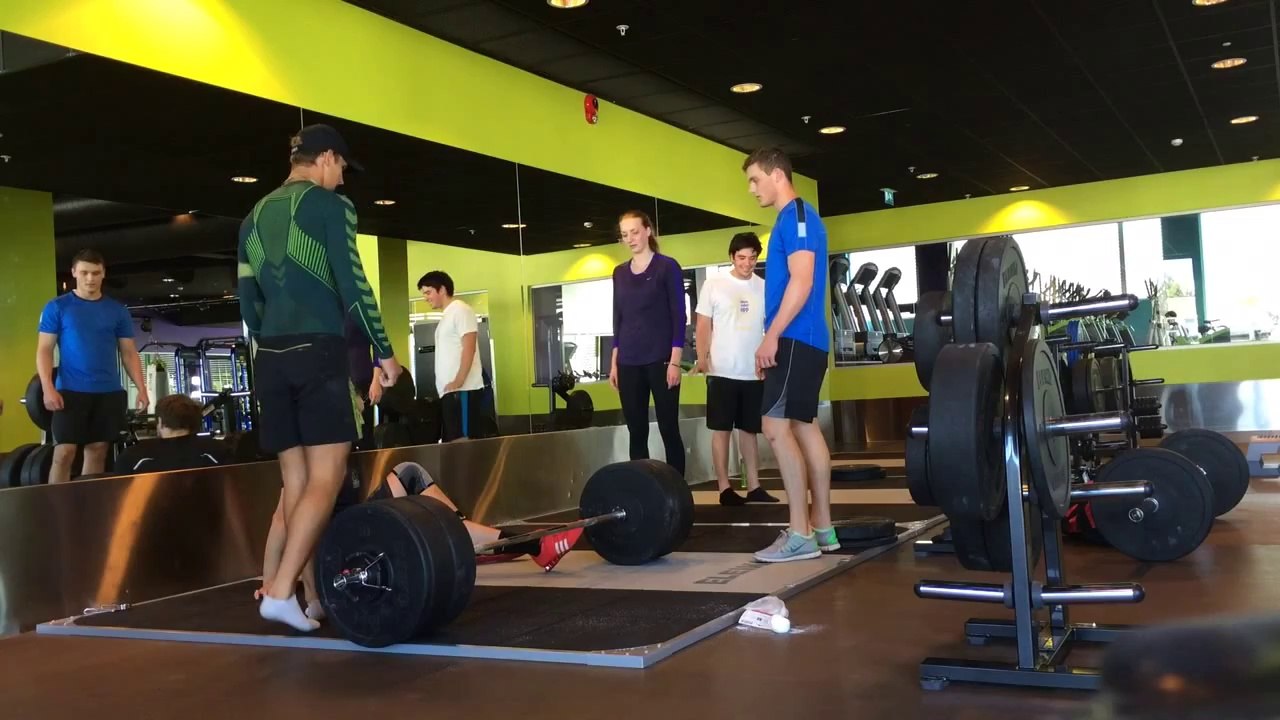 Gros fail à la salle de muscu : k.o, écrasé par une barre! Trop lourd pour toi gars.