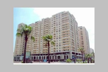 شقة 125م بأبراج رويال بلازا أمام حدائق قصر المنتزه و يطل على البحر مباشرة