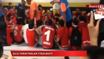 Şilili taraftarlar stadı bastı