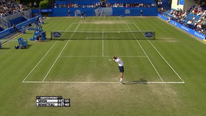 Simon prende in pieno il raccattapalle