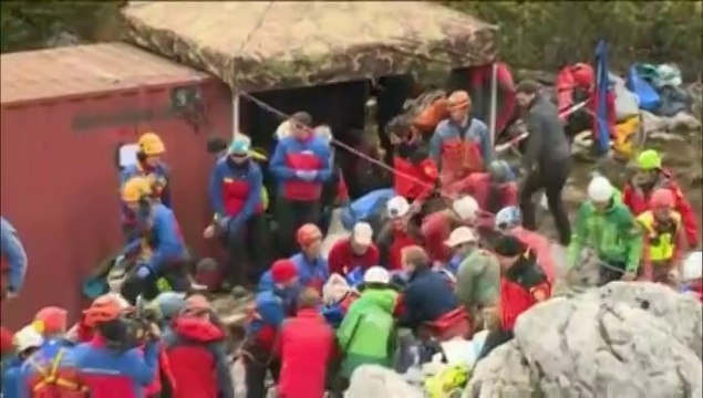 Un spéléologue allemand remonté à la surface après 11 jours bloqué dans un gouffre