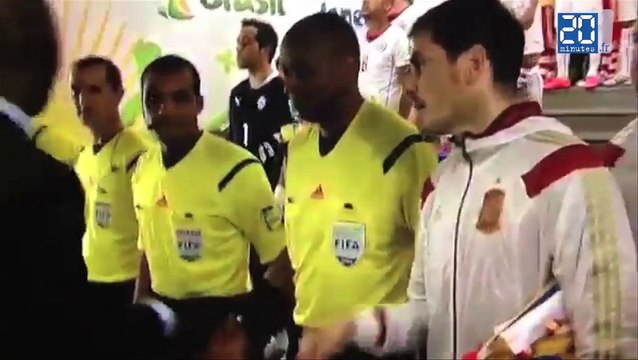 L’arbitre de Chili-Espagne se prend le plus beau vent du Mondial