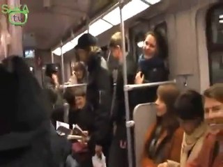 Gülmek için sebebi olmayan insan topluluğu