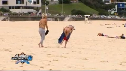 L'un des "Anges de la téléréalité" se retrouve tout nu sur la plage