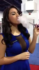 Badmash larki smoking sheesha