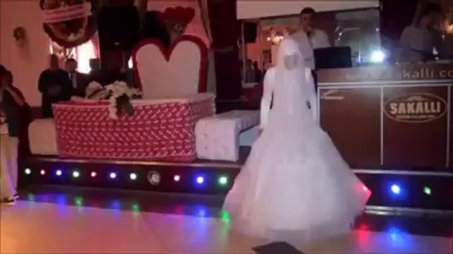 Gelin İle Damat'ın Düğün Salonuna Muhteşem Girişi
