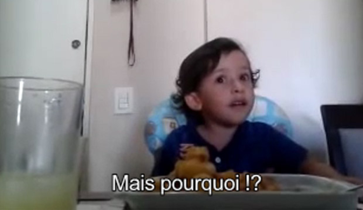 Un petit garçon ne veut plus manger de poulpe