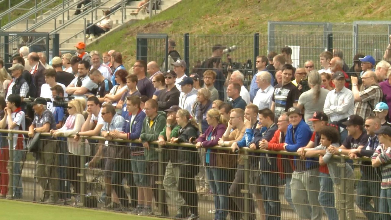 HSV-Trainingsauftakt mit Störfeuern