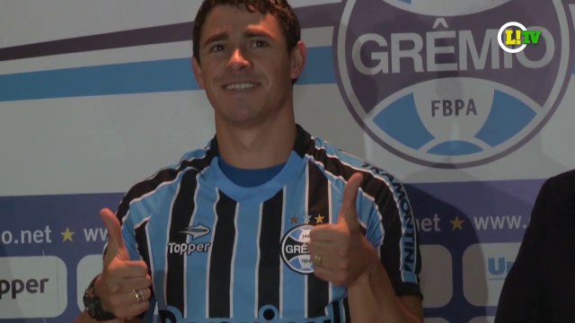 Agora é tricolor! Ex-colorado é apresentado no Grêmio