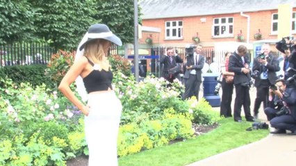 Ascot - La reina de Inglaterra, entre las pamelas de Ascot