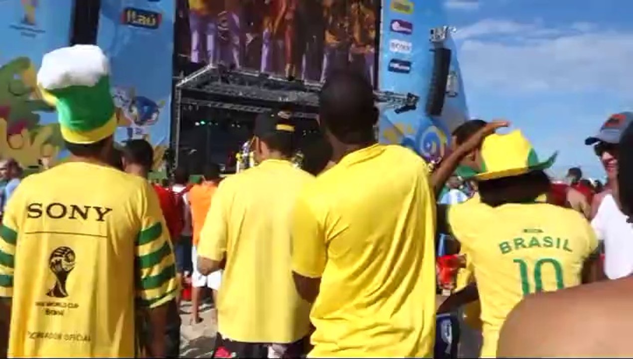 COUPE DU MONDE AU BRESIL; A Copacabana entre supporters.
