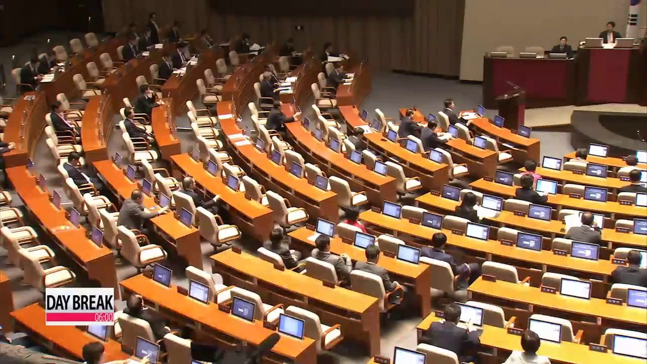 Rival parties clash over government's three-year economic plan