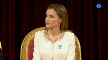 De blanco y corto, la sobria elección de la Reina Letizia