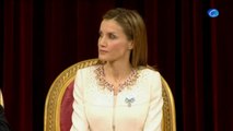 De blanco y corto, la sobria elección de la Reina Letizia