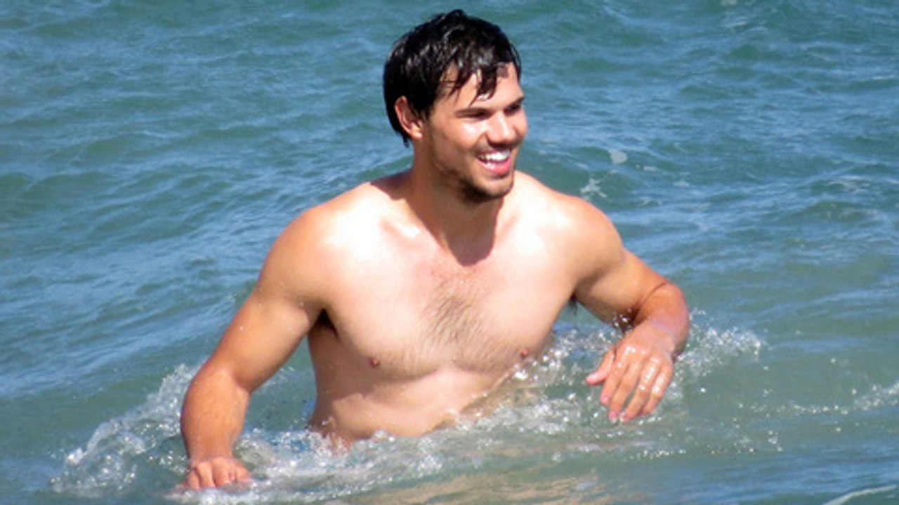Taylor Lautner SHIRTLESS But Errr Loose Abs?