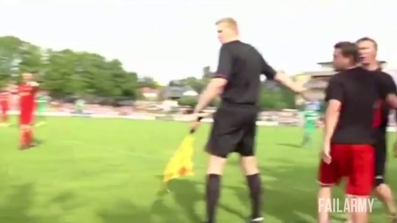 Les plus gros et plus drôle des FAILS en FOOT... Compilation hiarante!