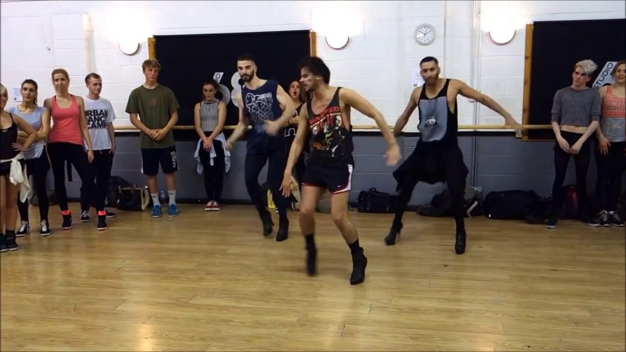 3 gars dansent en talon sur du Beyoncé. Choré énorme! La classe...