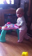 Annesi Hapşırınca Feleği Şaşan Bebek