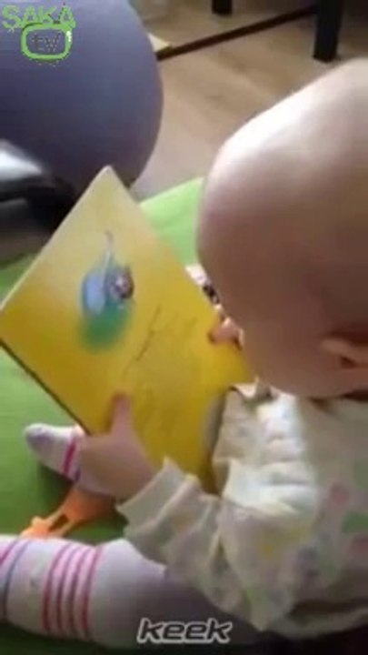 Sevimli bebek kitap okuyor :)