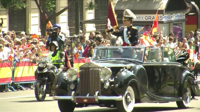 Flags, cheers greet Spain's new King Felipe VI