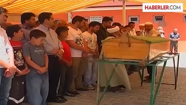 Düğününe 15 gün kala kazada ölen damat adayı toprağa verildi -