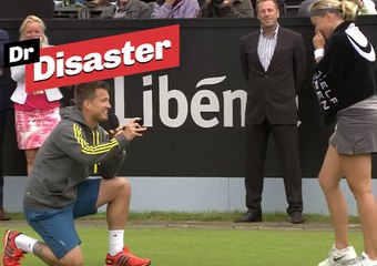 Deux joueurs de tennis se disent "oui" sur le court / Dr Disaster