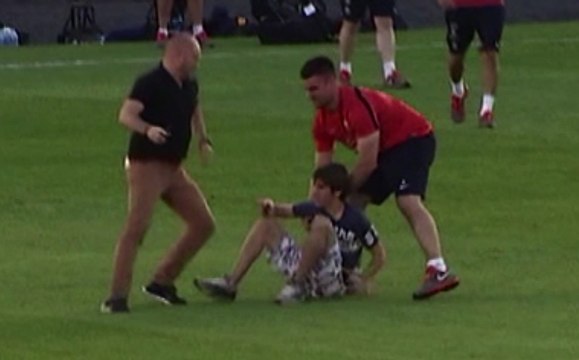 Il tente d'embrasser les pieds de Karim Benzema - ZAPPING ACTU HEBDO du 21/06/2014