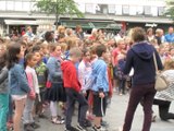 Valenciennes : Les élèves chantent en chœur sur la place d'Armes