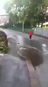 how to walk on road you should like this like this.