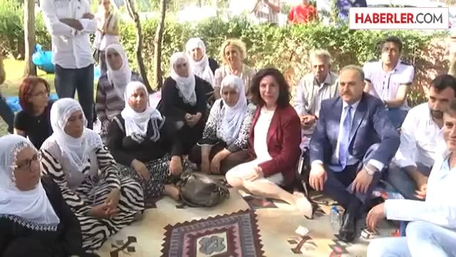 CHP heyeti, oturma eylemi yapan aileleri ziyaret etti -