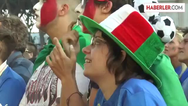 İtalya-Kosta Rika maçı, dev ekranda izlendi -