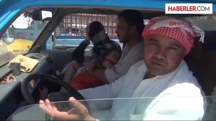 Mülteci Kadınlar Kampta Elbiseleriyle Banyo Yapıyor