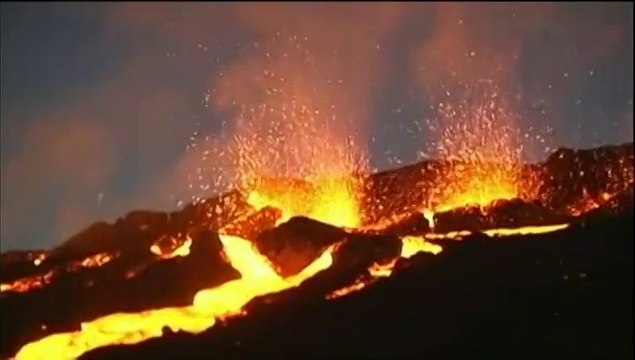Réunion : le volcan du Piton de la Fournaise en éruption