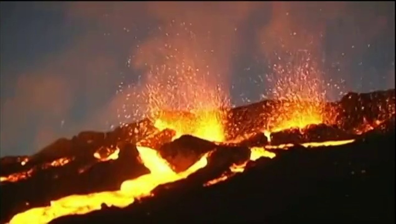 Réunion : le volcan du Piton de la Fournaise en éruption