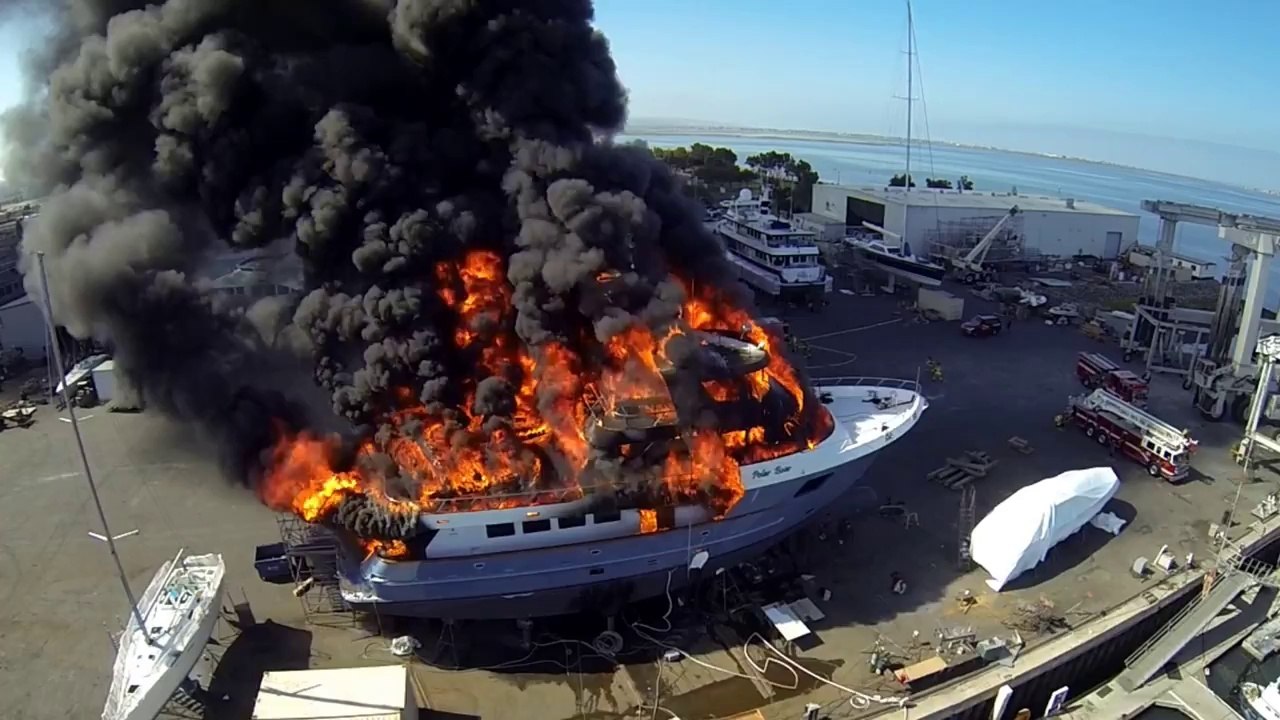 Un yacht à 17,6 millions d'euros en flammes