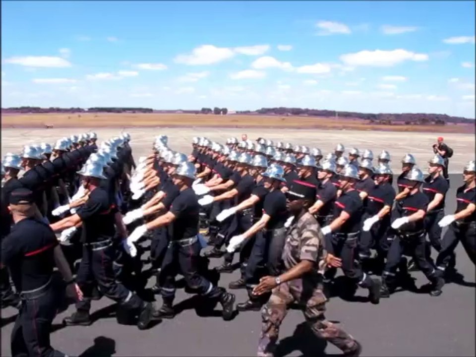 Les sapeurs-pompiers de la zone de défense Nord sélectionnés s'entraînent pour le défilé du 14-Juillet, à la base aérienne de Creil, le samedi 21 juin