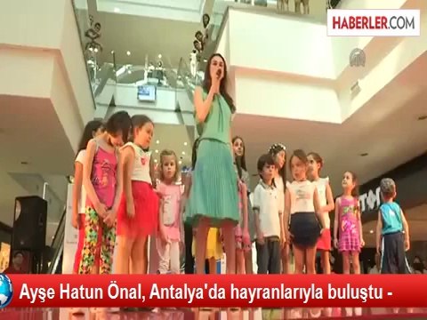 Ayşe Hatun Önal, Antalya'da hayranlarıyla buluştu -