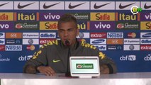 Daniel Alves explica clima leve pede mais respeito com a Seleção