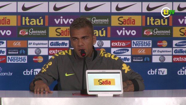 Por Fred, Daniel Alves solta o verbo contra artilheiro inglês