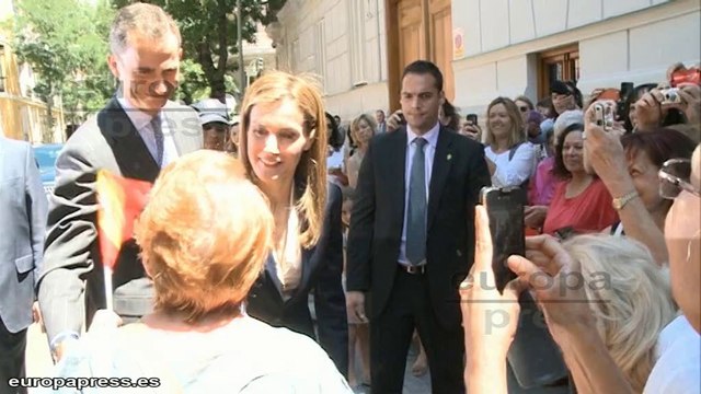 Los Reyes escuchan a las víctimas del terrorismo