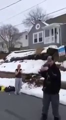 Deux jeunes font un combat dans la rue pour rigoler ! a voir