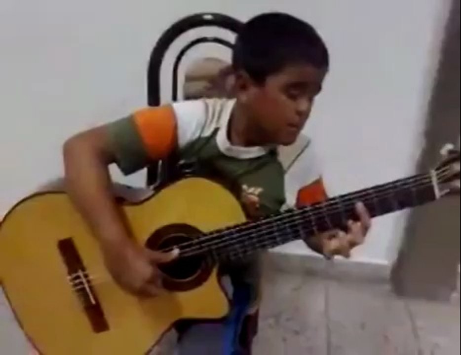 niño tocando la guitarra