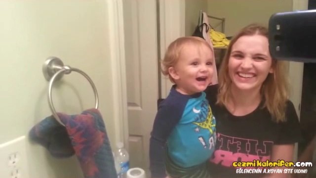 Kaşlarıyla Anne ve Babasını Güldüren Çocuk