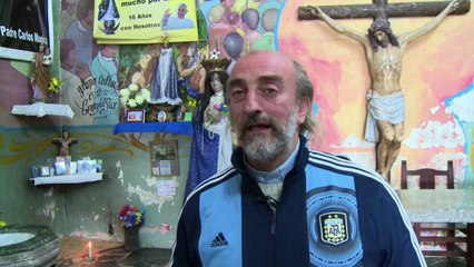 Padre argentino reúne torcedores em igreja