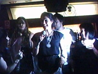 HyMFiestaMadrid, Cantando en el karaoke Maria a Hugo